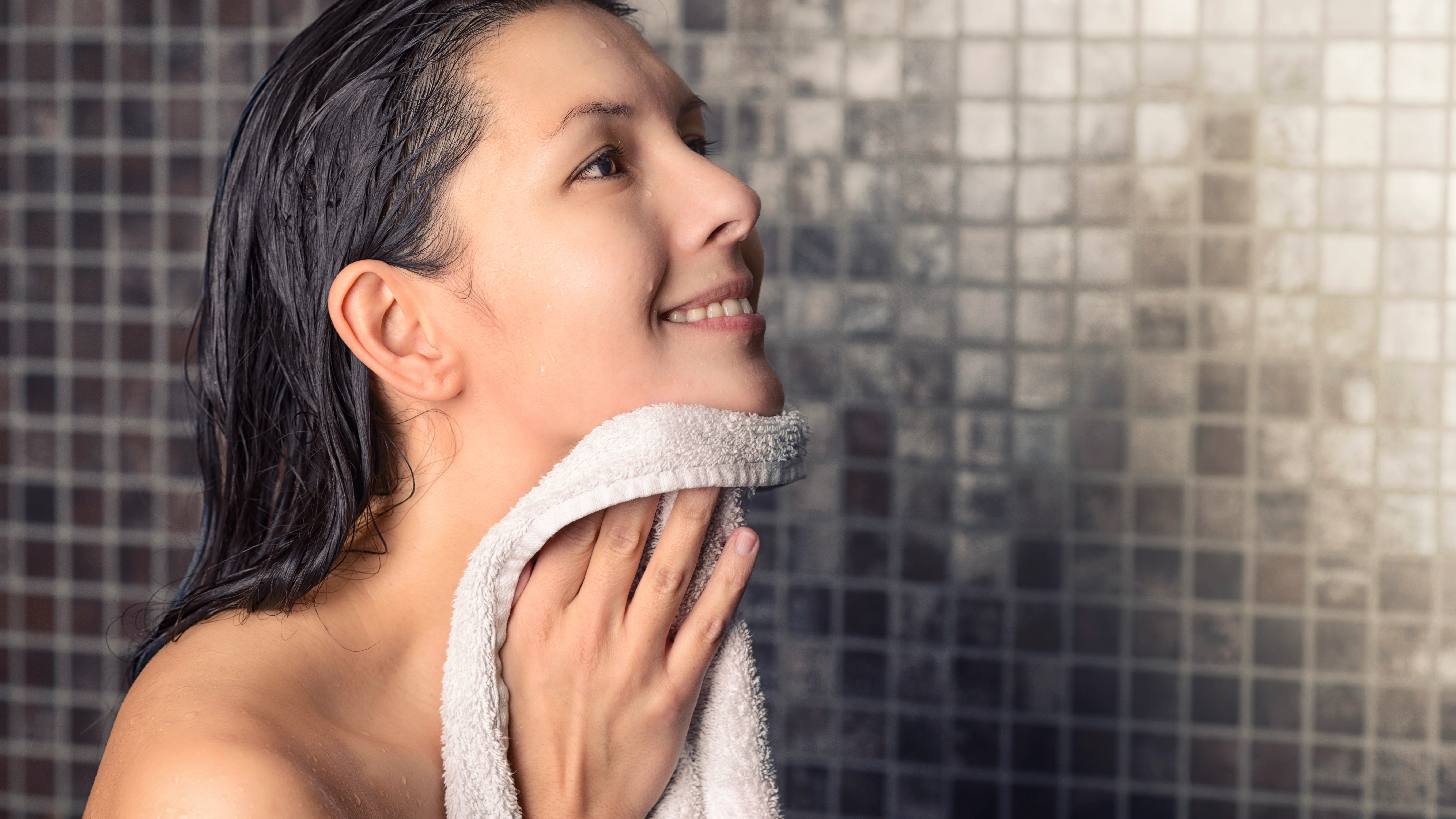 Mujer secándose después de la ducha con una toalla