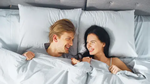 Pareja en la cama Pareja en la cama