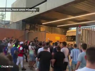 Aficionados del Barcelona se cuelan en el Camp Nou al grito de "Bartomeu dimisión" y son frenados por la Policía