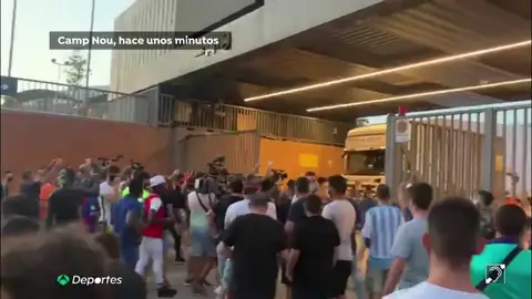 Aficionados del Barcelona se cuelan en el Camp Nou al grito de "Bartomeu dimisión" y son frenados por la Policía Aficionados del Barcelona se cuelan en el Camp Nou al grito de "Bartomeu dimisión" y son frenados por la Policía
