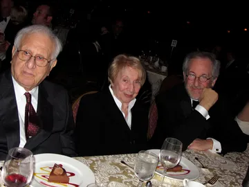 Steven Spielberg con sus padres Arnold Spielberg y Leah Adler. 2010 Steven Spielberg con sus padres Arnold Spielberg y Leah Adler. 2010