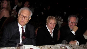 Steven Spielberg con sus padres Arnold Spielberg y Leah Adler. 2010