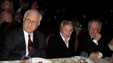 Muere Arnold Spielberg, el padre de Steven Spielberg, a los 103 años 