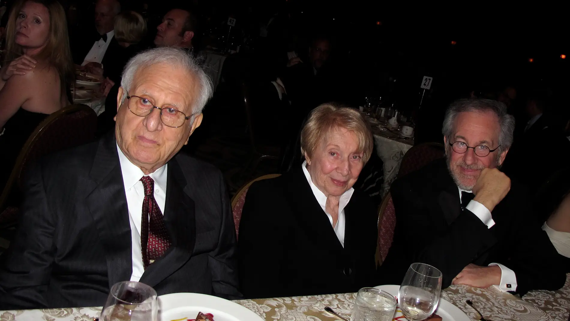 Steven Spielberg con sus padres Arnold Spielberg y Leah Adler. 2010 