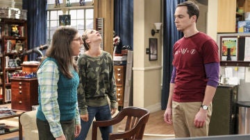 Mayim Bialik, Kaley Cuoco y Jim Parsons en 'The Big Bang Theory'