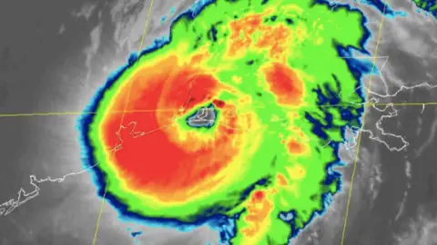 El huracán Laura se intensifica a categoría 4 a su llegada a Luisiana El huracán Laura se intensifica a categoría 4 a su llegada a Luisiana