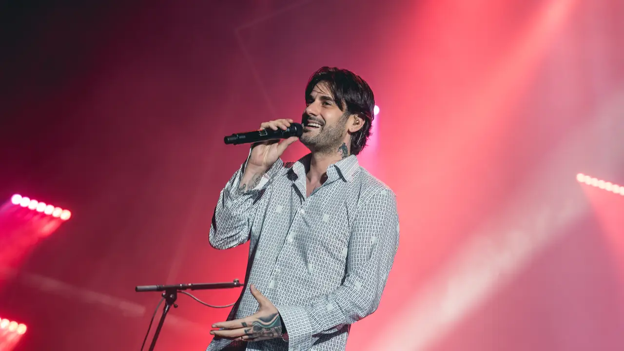 Melendi llena de esperanza el Auditorio de Starlite Catalana Occidente en su vuelta tras el confinamiento