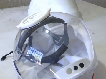 Una empresa colombiana desarrolla un casco-burbuja de protección contra el coronavirus