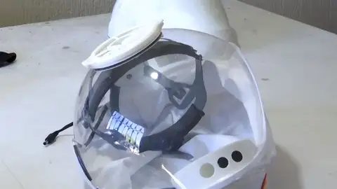 Una empresa colombiana desarrolla un casco-burbuja de protección contra el coronavirus Una empresa colombiana desarrolla un casco-burbuja de protección contra el coronavirus