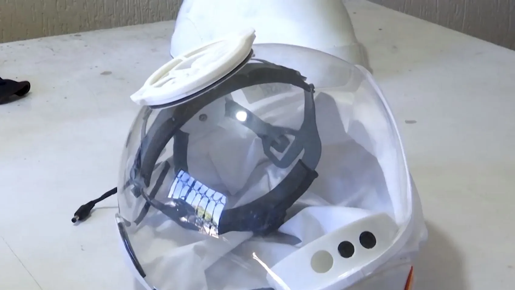 Una empresa colombiana desarrolla un casco-burbuja de protección contra el coronavirus Una empresa colombiana desarrolla un casco-burbuja de protección contra el coronavirus