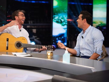 Mario Casas saca su lado más "intensito" en 'El Hormiguero 3.0' cantando 'Con un sorbito de champán' en directo 