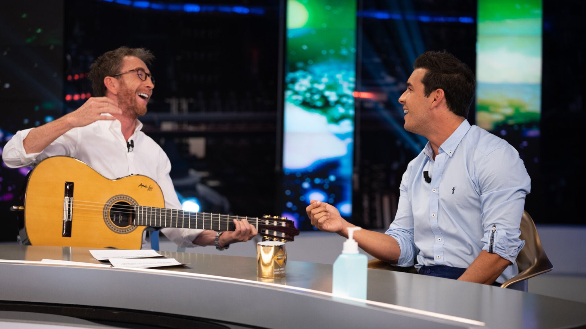 Mario Casas saca su lado m&aacute;s "intensito" en 'El Hormiguero 3.0' cantando 'Con un sorbito de champ&aacute;n' en directo 