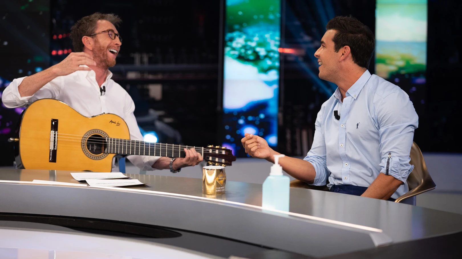 Mario Casas saca su lado más "intensito" en 'El Hormiguero 3.0' cantando 'Con un sorbito de champán' en directo Mario Casas saca su lado más "intensito" en 'El Hormiguero 3.0' cantando 'Con un sorbito de champán' en directo