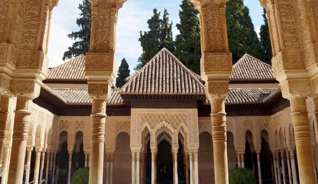 Identifican detalles desconocidos en los templetes del patio de los Leones en la Alhambra