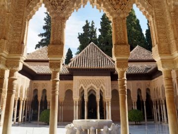 Identifican detalles desconocidos en los templetes del patio de los Leones en la Alhambra