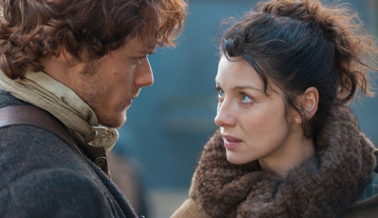 Sm Heughan y Caitriona Balfe como Claire y Jamie Fraser en 'Outlander'