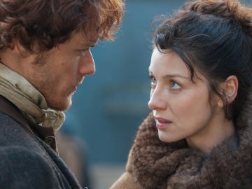 Sm Heughan y Caitriona Balfe como Claire y Jamie Fraser en 'Outlander'