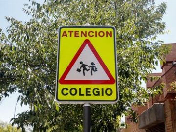 Señal de peligro 'atención colegio'