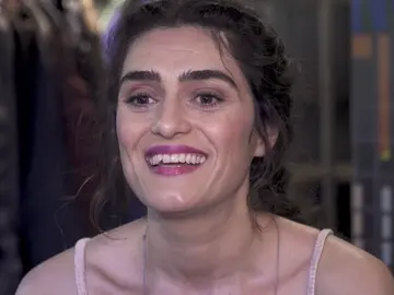 Olivia Molina nos presenta a Julia y Sara, sus personajes en ‘La Valla’: “Es un regalo poder hacer a dos gemelas que no conviven en el tiempo” Olivia Molina nos presenta a Julia y Sara, sus personajes en ‘La Valla’: “Es un regalo poder hacer a dos gemelas que no conviven en el tiempo”