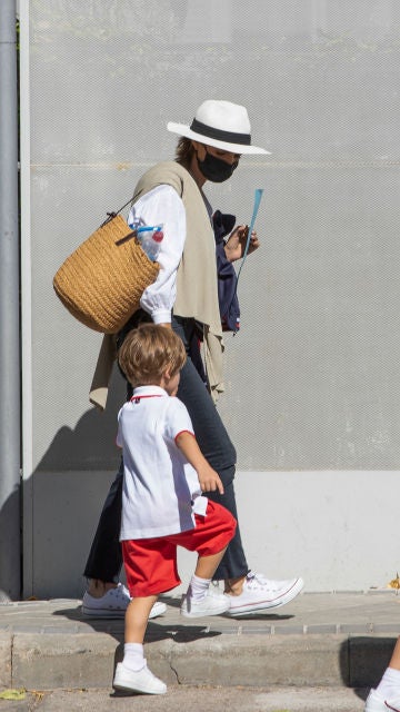 Sara Carbonero junto a sus hijos