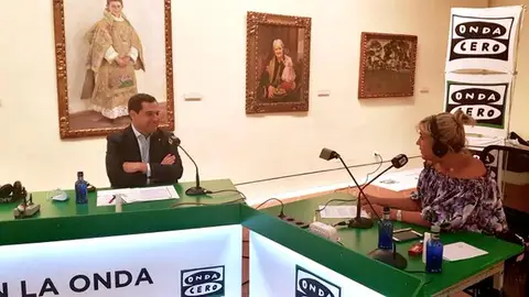 El presidente de Andalucía, Juanma Moreno, junto a Julia Otero El presidente de Andalucía, Juanma Moreno, junto a Julia Otero
