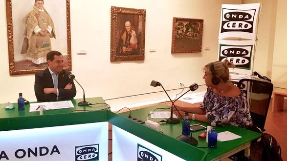 El presidente de Andalucía, Juanma Moreno, junto a Julia Otero El presidente de Andalucía, Juanma Moreno, junto a Julia Otero