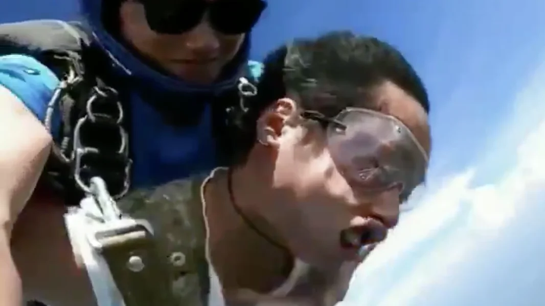 Momento del desmayo en pleno salto en paraca&iacute;das