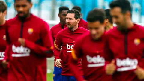 Leo Messi ejercitándose con el resto de sus compañeros Leo Messi ejercitándose con el resto de sus compañeros