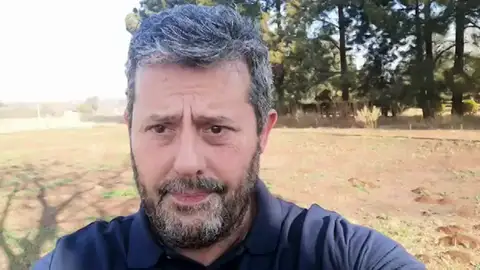 Uno de los voluntarios de Sudáfrica en recibir la vacuna de Oxford llama a la calma: "Es solo un solo caso de los 30.000" Uno de los voluntarios de Sudáfrica en recibir la vacuna de Oxford llama a la calma: "Es solo un solo caso de los 30.000"