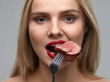 Comiendo carne Comiendo carne