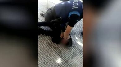 Polémica detención de un menor sin mascarilla en Miranda de Ebro aplicando la 'técnica de la rodilla', similar a la usada con George Floyd