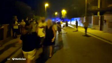 Una okupa se enfrenta a los vecinos de una urbanización de Cambrils que protestaban en una cacerolada contra ella 