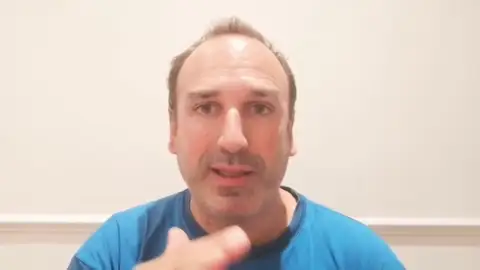 Joan Pons Laplana, voluntario español en los ensayos de la vacuna del coronavirus: "no he recibido ningún comunicado, que yo sepa todo sigue igual" Joan Pons Laplana, voluntario español en los ensayos de la vacuna del coronavirus: "no he recibido ningún comunicado, que yo sepa todo sigue igual"