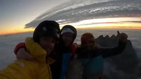 Los hermanos Pou alcanzan la cumbre de Peña Santa tras abrir una nueva línea, bautizada como "RAYU" Los hermanos Pou alcanzan la cumbre de Peña Santa tras abrir una nueva línea, bautizada como "RAYU"