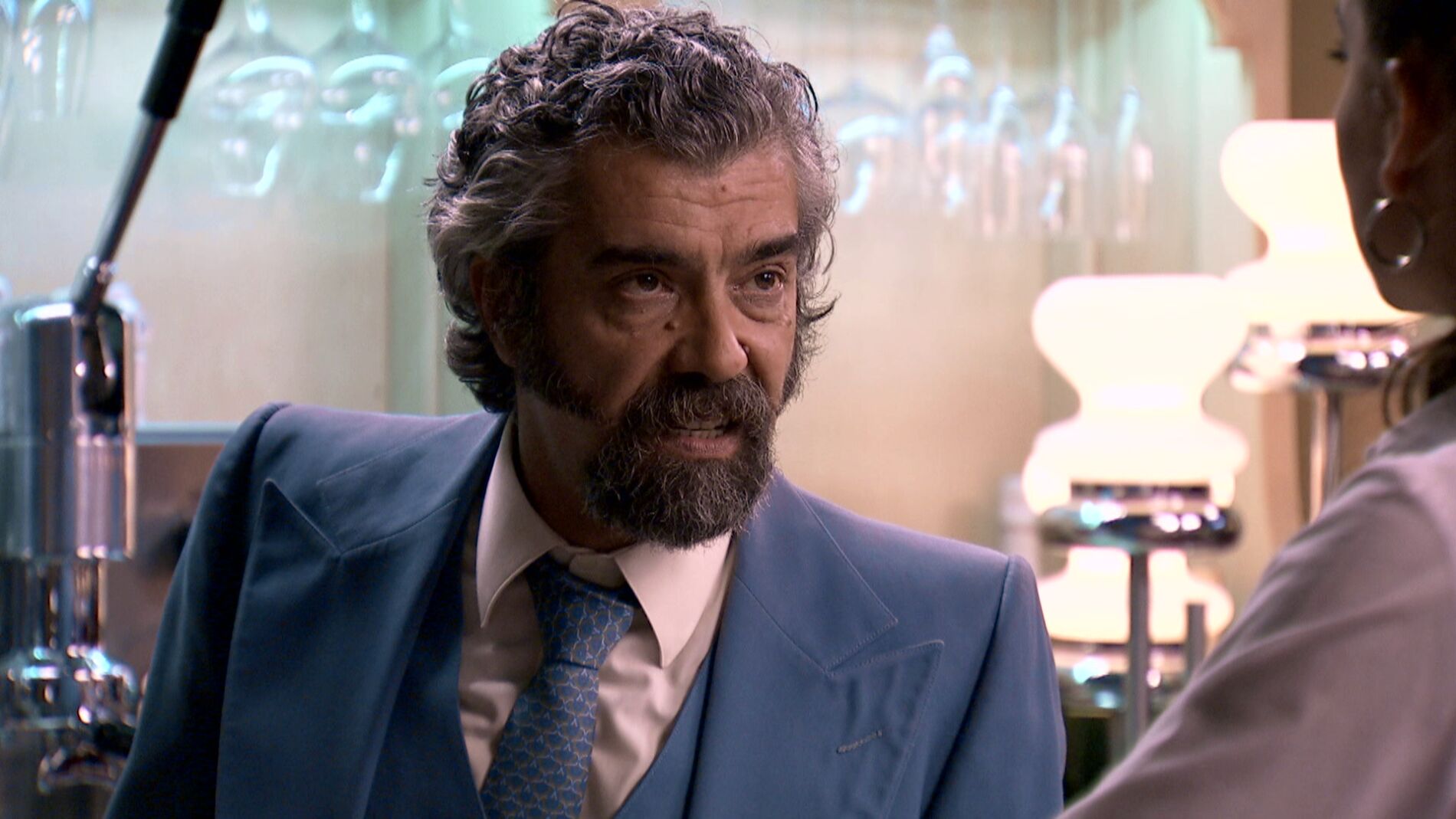 Curtis y Jose se enfrentan en una tensa discusión entre reproches.