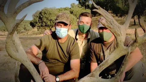 Cazadores con un ciervo de 25 puntas recién abatido Cazadores con un ciervo de 25 puntas recién abatido