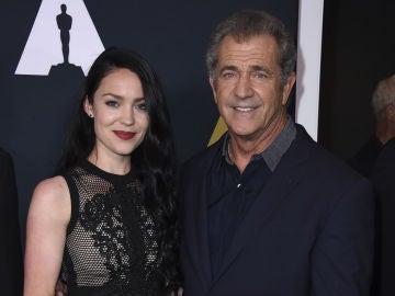 Mel Gibson junto a su pareja, Rosalind Ross