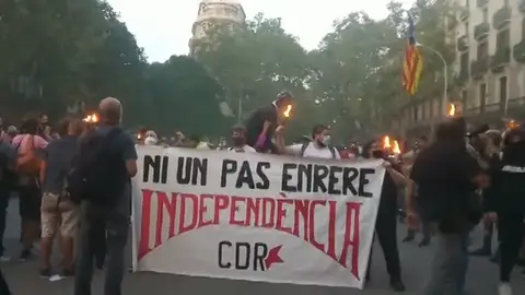 Los CDR inician una marcha en Barcelona por la Diada entre gritos de independencia y con la quema de un muñeco del rey Los CDR inician una marcha en Barcelona por la Diada entre gritos de independencia y con la quema de un muñeco del rey