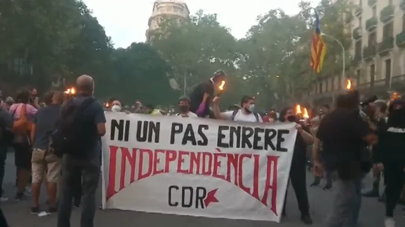 Los CDR inician una marcha en Barcelona por la Diada entre gritos de independencia y con la quema de un mu&ntilde;eco del rey