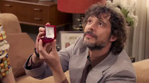 Guillermo se presenta en casa de Lourdes y le pide la mano delante de Mateo e Inma. Guillermo se presenta en casa de Lourdes y le pide la mano delante de Mateo e Inma.