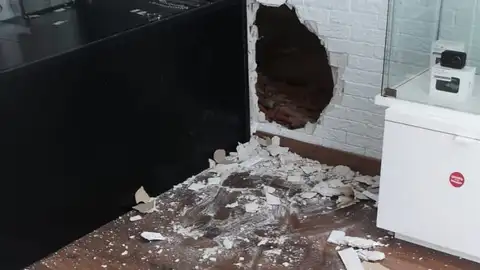 Roban con un butrón en una casa de empeño en A Coruña Robo por butrón