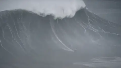 Maya Gabeira y su histórica ola en Nazaré en 2020 Maya Gabeira y su histórica ola en Nazaré en 2020