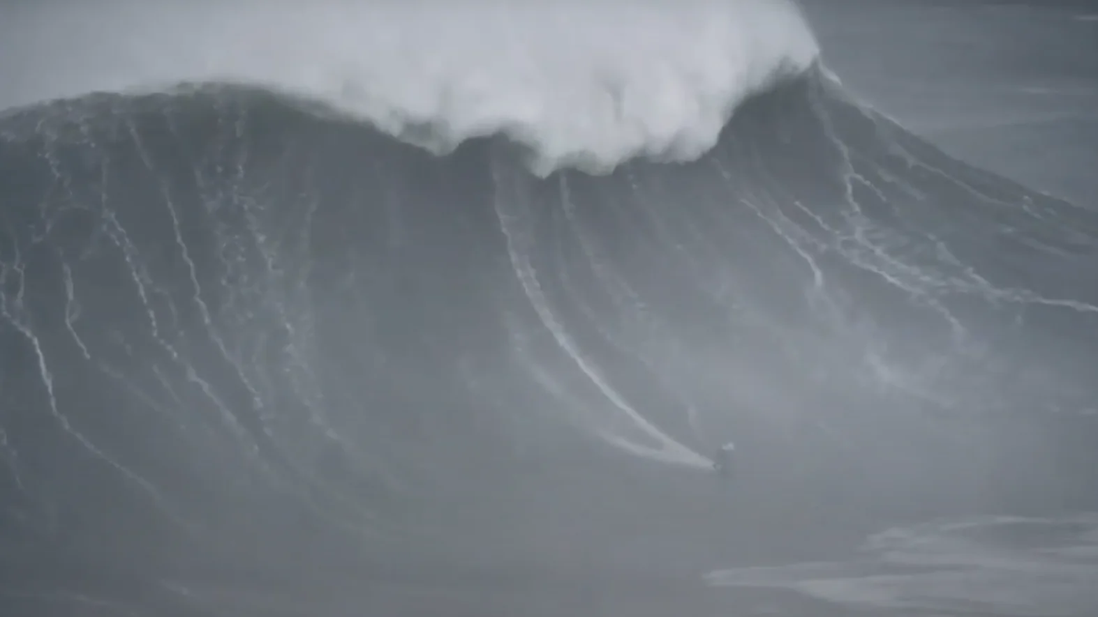 Maya Gabeira y su histórica ola en Nazaré en 2020 Maya Gabeira y su histórica ola en Nazaré en 2020
