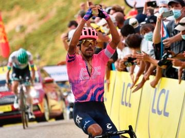 Daniel Martínez celebra la victoria en el alto de Puy Mary Cantal