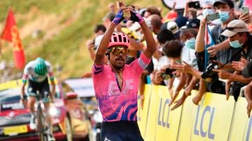 Daniel Martínez celebra la victoria en el alto de Puy Mary Cantal