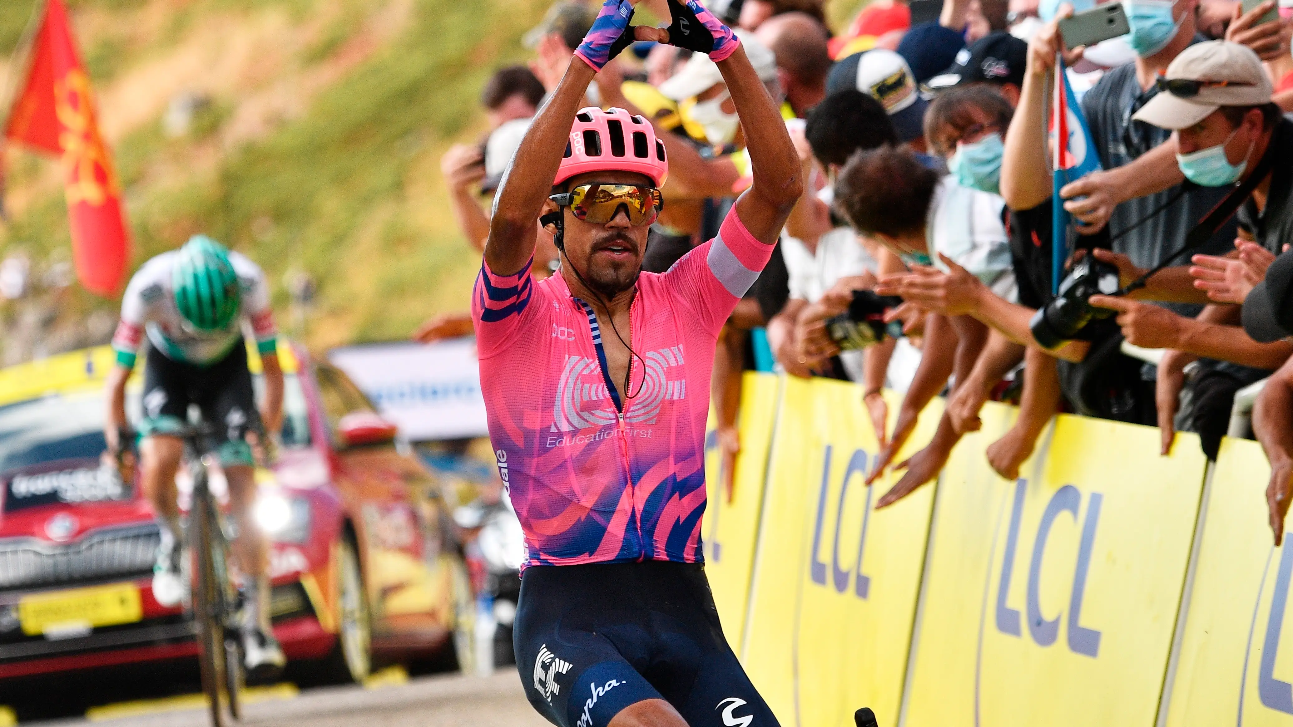 Daniel Mart&iacute;nez celebra la victoria en el alto de Puy Mary Cantal