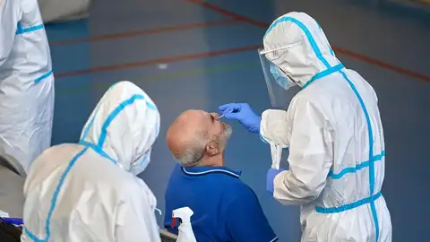 Personal sanitario realiza pruebas PCR Personal sanitario realiza pruebas PCR