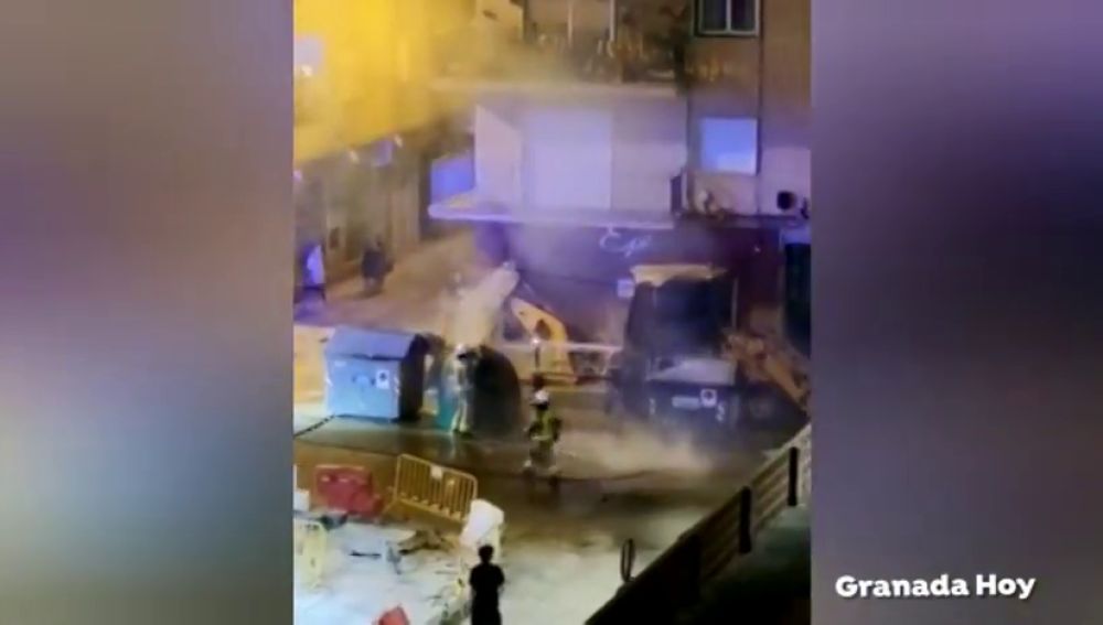 Un pirómano provoca el pánico en un barrio de Granada tras incendiar 20 contenedores 
