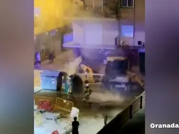 Un pirómano provoca el pánico en un barrio de Granada tras incendiar 20 contenedores Un pirómano provoca el pánico en un barrio de Granada tras incendiar 20 contenedores