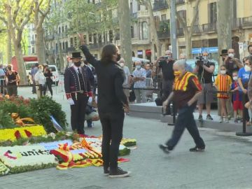 Momentos de tensión en la Diada de Cataluña entre varios independentistas y el periodista Cake Minuesa por una bandera de España 